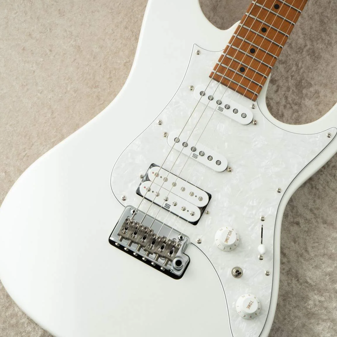 Ibanez AZ2204-PW · Pearl White · Actual instrument: body front