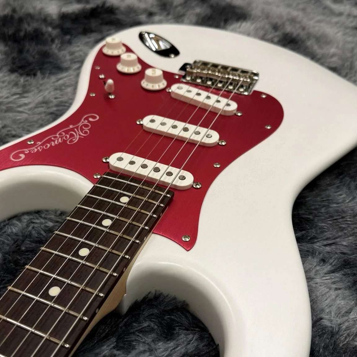 Momose MC1-ADZ-RD/R WH/OIL-MH · White · Actual instrument detail 1