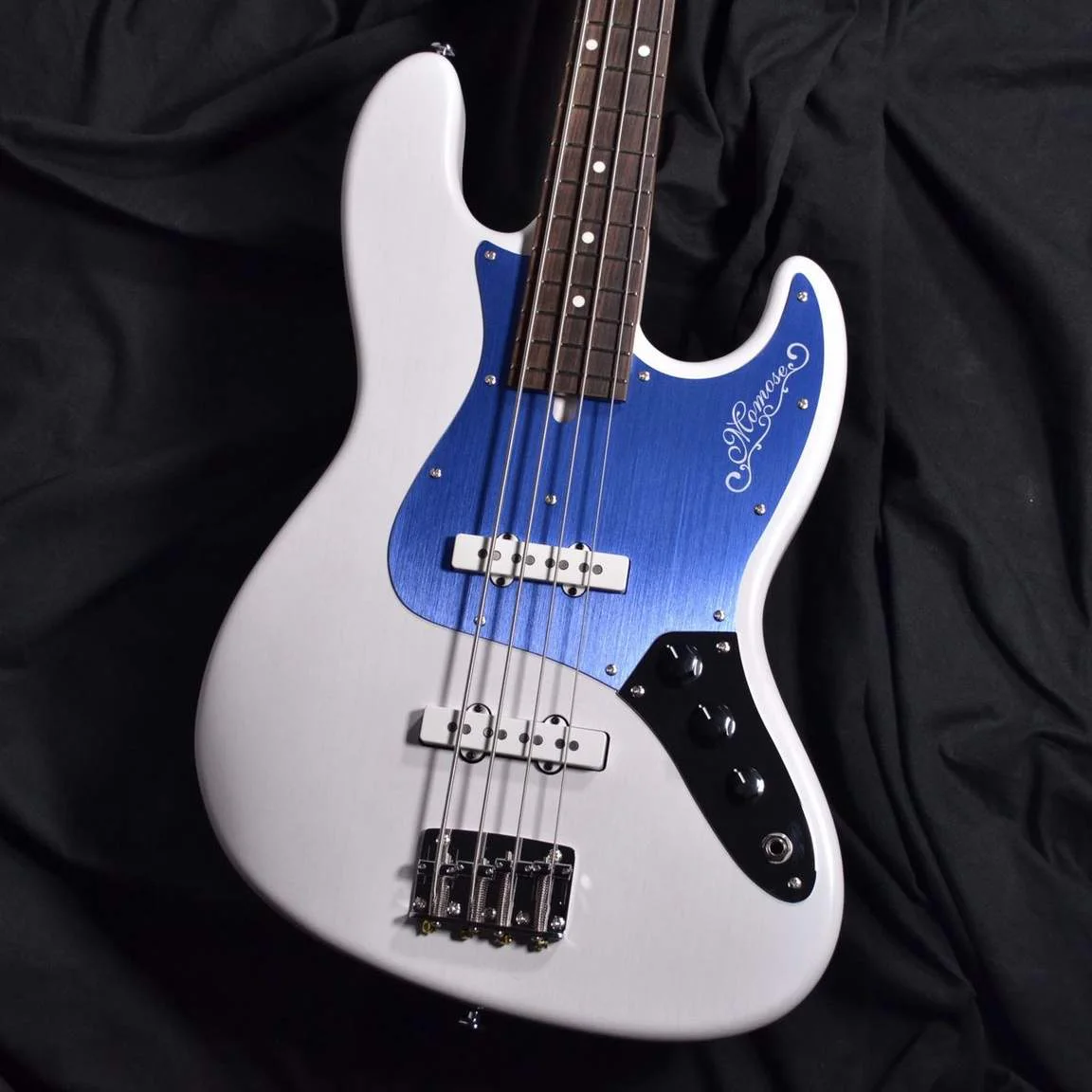 Momose MJ1-ADZ-BL/R · White · Actual instrument detail