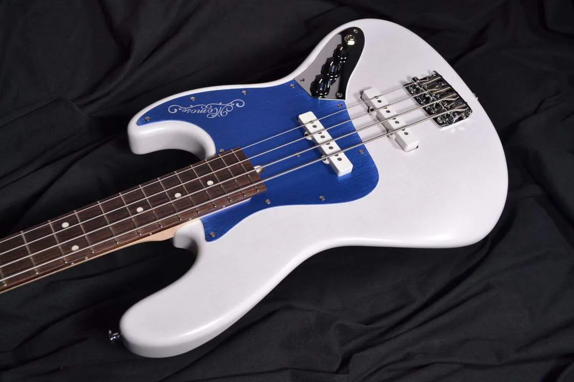 Momose MJ1-ADZ-BL/R · White · Actual instrument detail 1