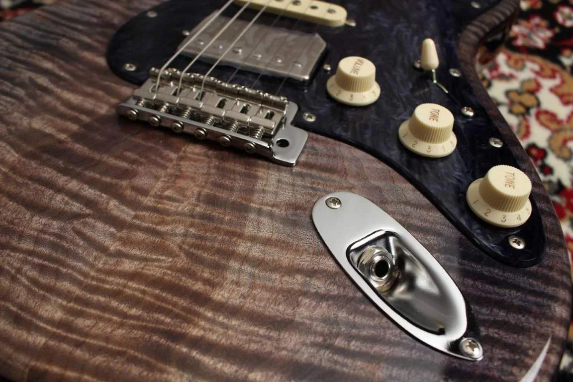 Momose MC-F MAPLE LTD H/R · Purple Flame · Actual instrument detail 2