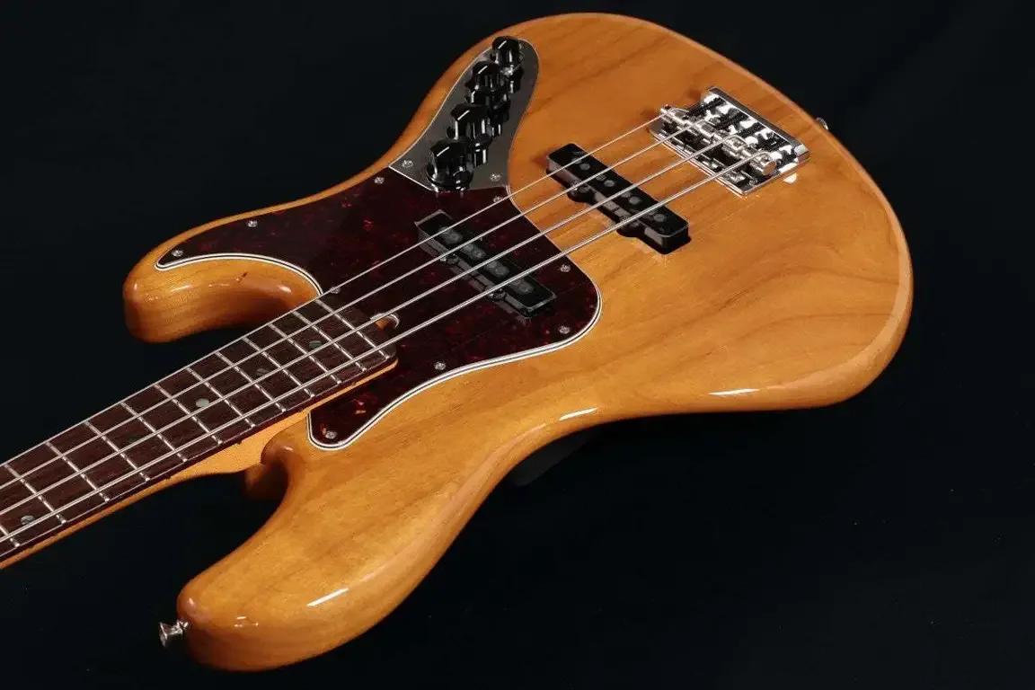 Fender Made in Japan Limited Active Modern Jazz Bass · Vintage Natural · 实物琴体与表面