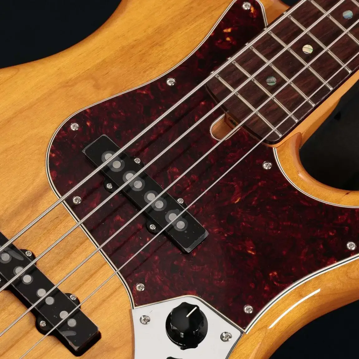 Fender Made in Japan Limited Active Modern Jazz Bass · Vintage Natural · 实物细节