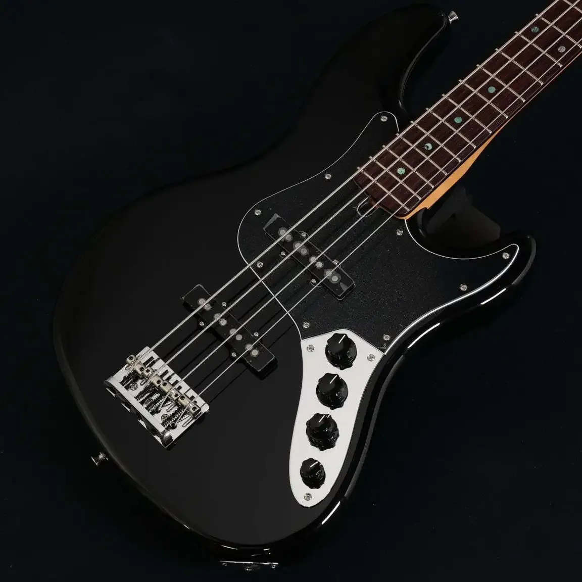 Fender Made in Japan Limited Active Modern Jazz Bass · Black · Actual body and surface
