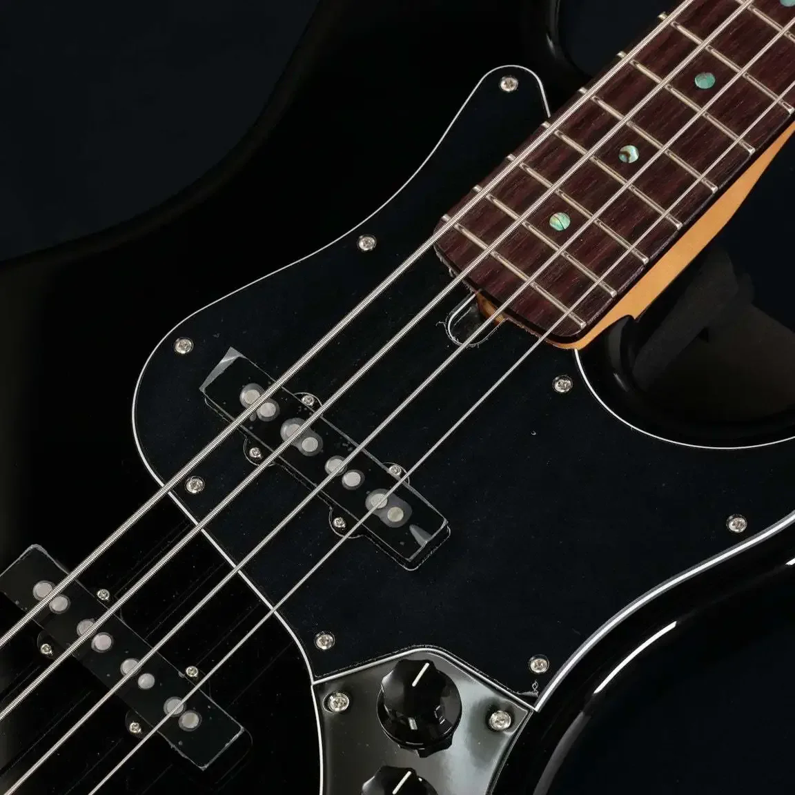 Fender Made in Japan Limited Active Modern Jazz Bass · Black · Actual instrument detail