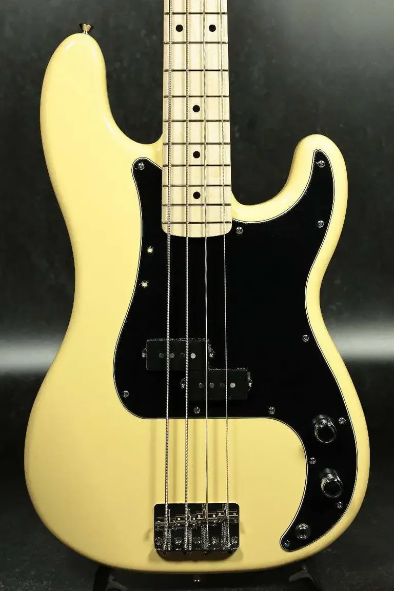 Fender Made in Japan FSR Collection Traditional 70s P Bass · Vintage White · Actual body and surface