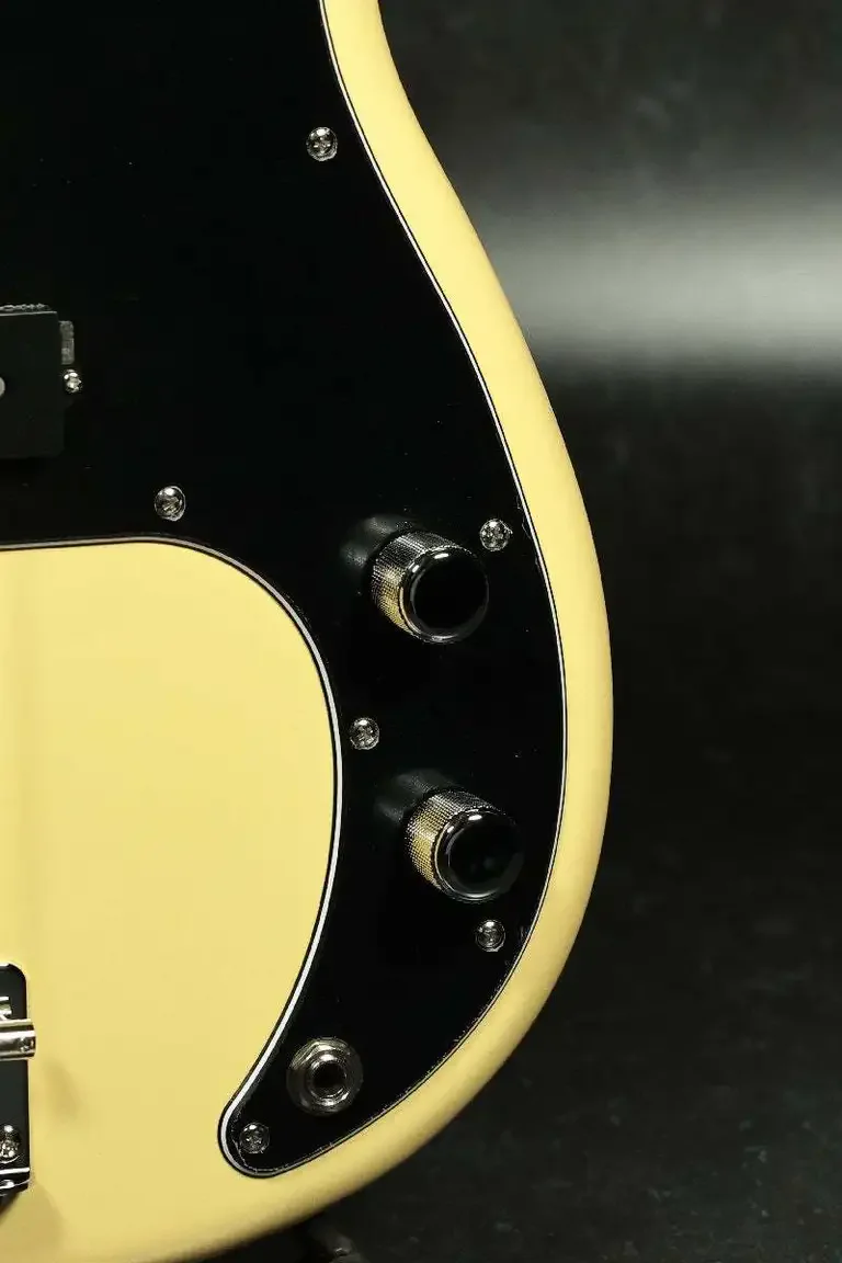 Fender Made in Japan FSR Collection Traditional 70s P Bass · Vintage White · Actual instrument detail