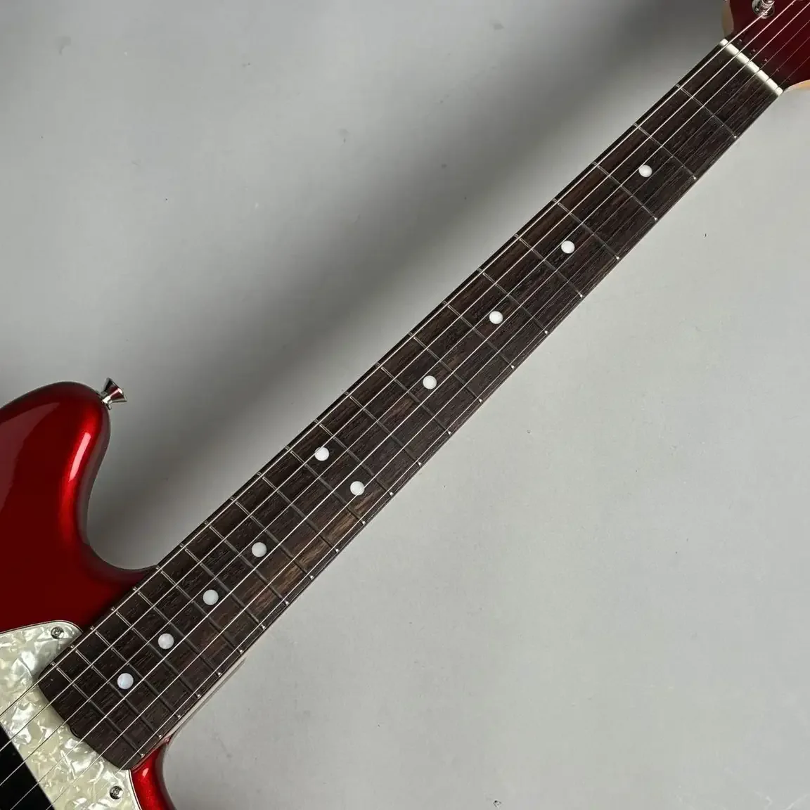 Fender Made in Japan Traditional 70s Mustang · Candy Apple Red · Actual instrument detail