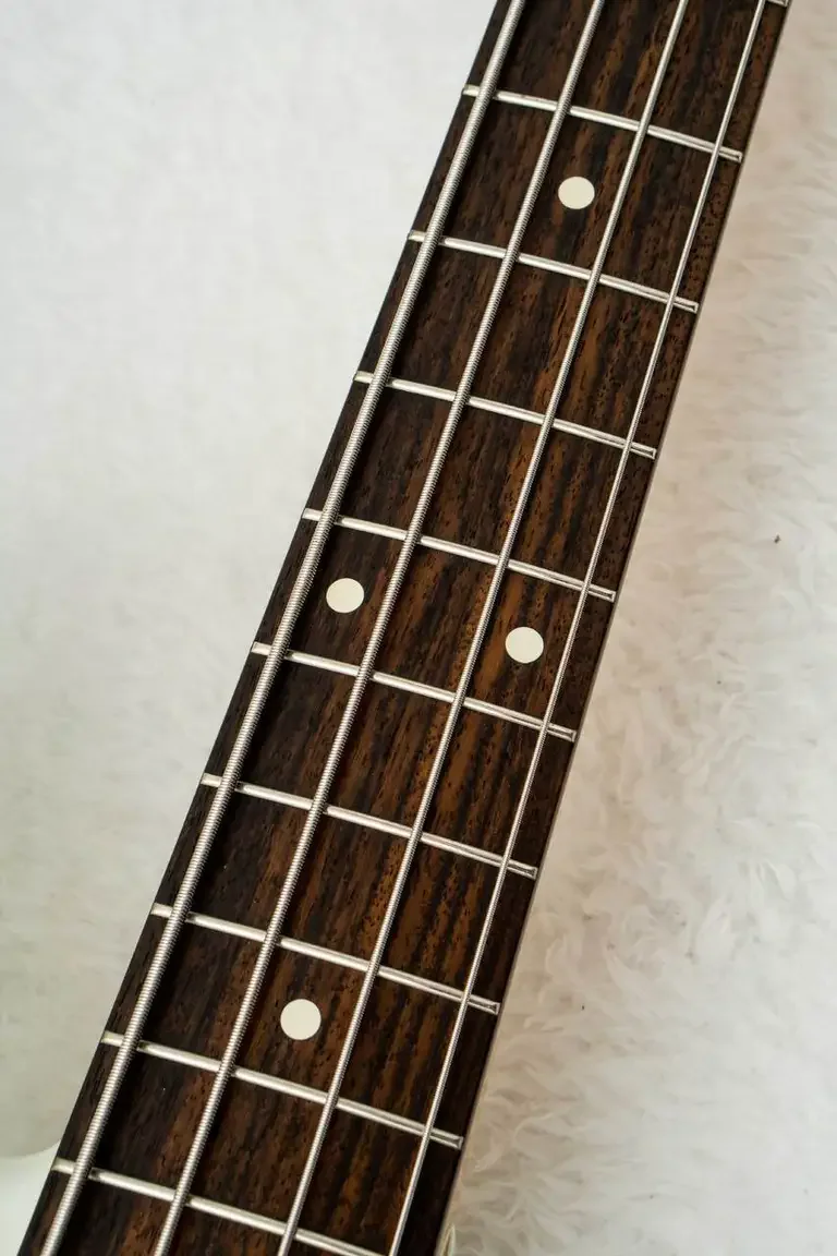 Fender Made in Japan Heritage 60s Jazz Bass · Olympic White · Neck and fingerboard detail